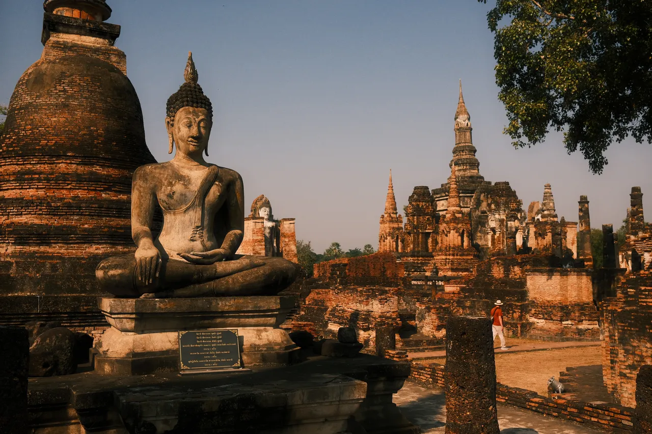 Exploring Wat Mahathat